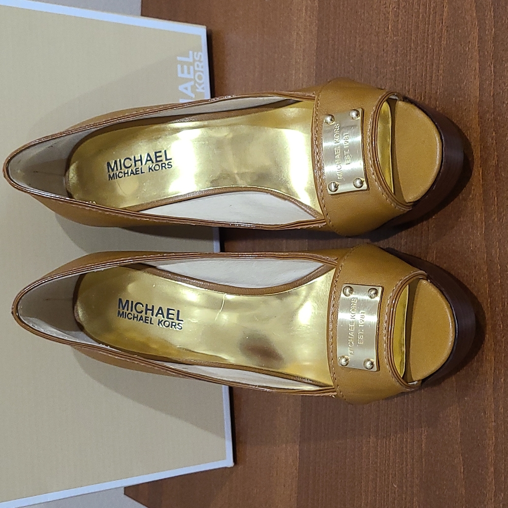 MICHEAL Micheal kors Heel size 7.5